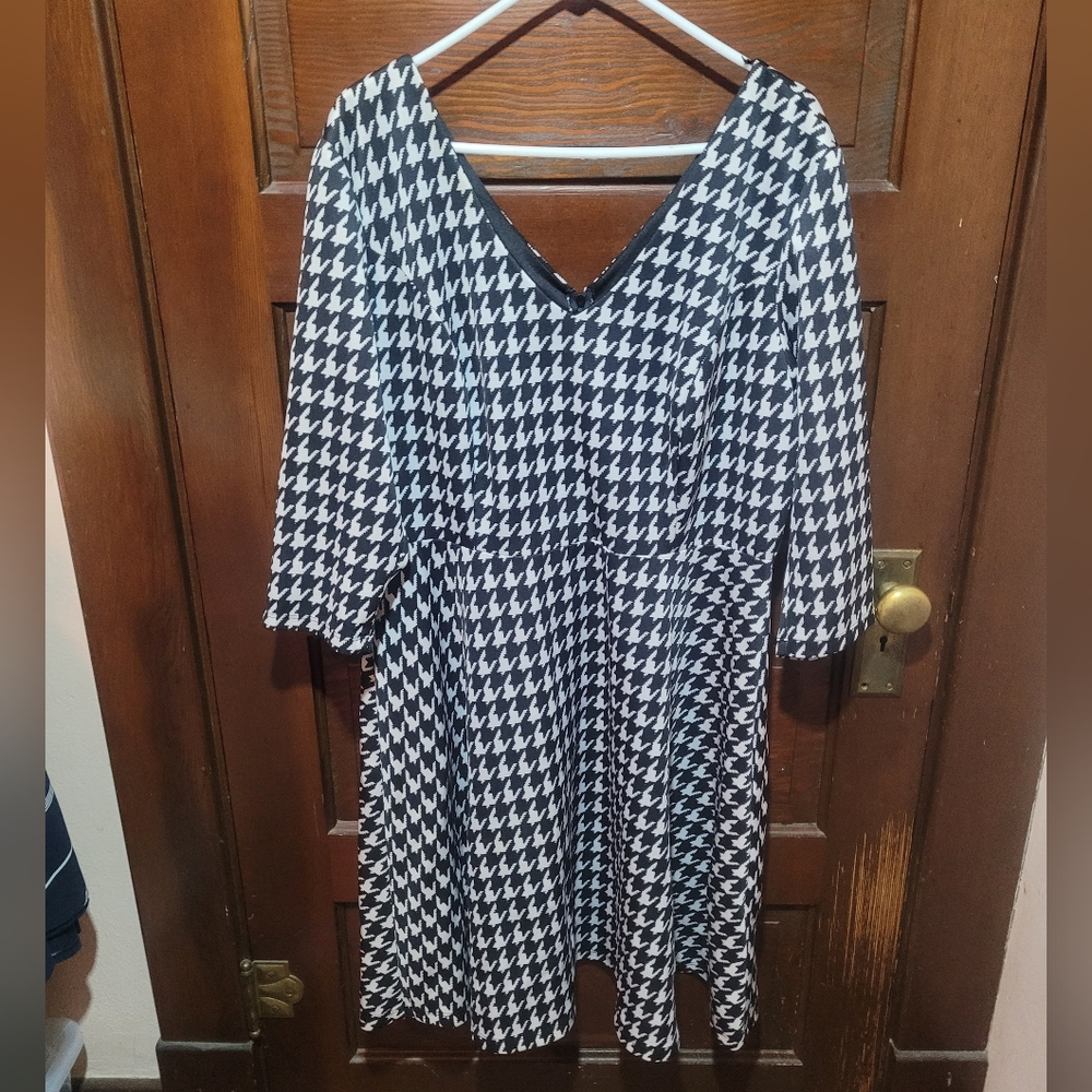 Lucie Lu black and white knit double v neck dress, size 3X